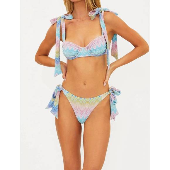 NEW BEACH RIOT drea bikini top in sunset chevron shine - Picture 5 of 7